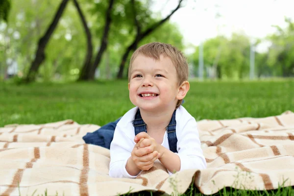 Portré egy fiúról a parkban — Stock Fotó