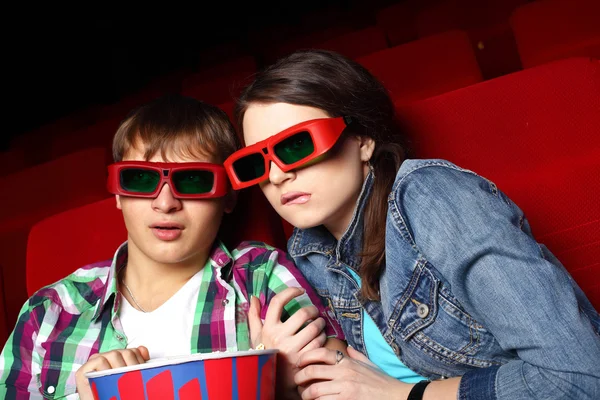 对年轻夫妇在电影院看电影 — 图库照片