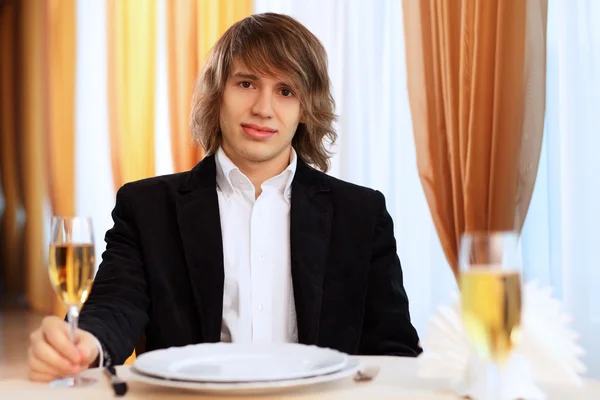 Restoranda oturan genç yakışıklı adam — Stok fotoğraf