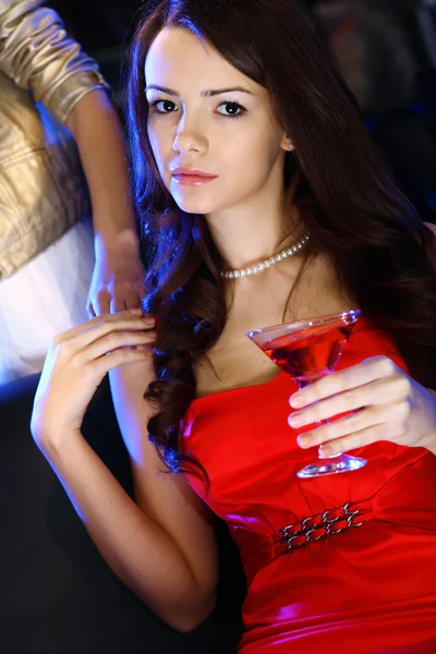 Atractiva mujer en el club nocturno con una bebida —  Fotos de Stock