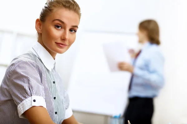 Porträt einer Geschäftsfrau im Amt — Stockfoto