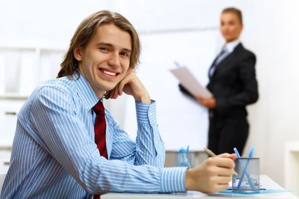 Młody biznesmen w pracy w biurze — Zdjęcie stockowe