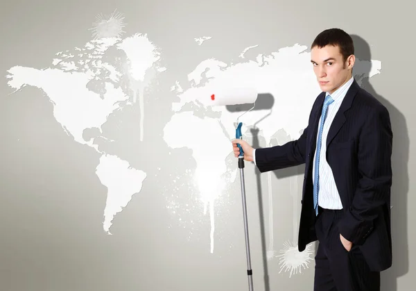 Geschäftsmann mit Pinsel und Weltkarte — Stockfoto