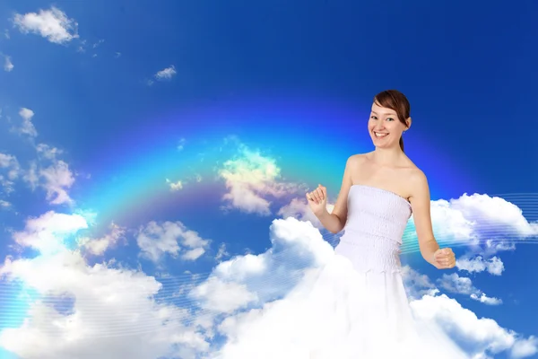 Mulher contra fundo céu azul — Fotografia de Stock