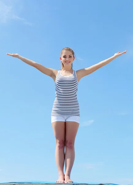 Retrato de una joven haciendo ejercicios — Foto de Stock