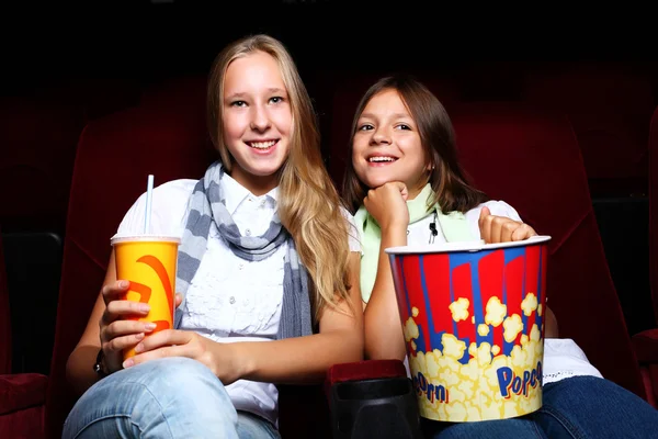 Twee jonge meisjes kijken in cinema — Stockfoto