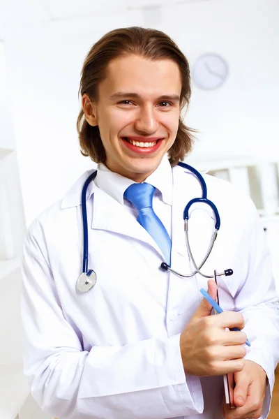 Przyjazny lekarz w gabinecie medycznym — Zdjęcie stockowe