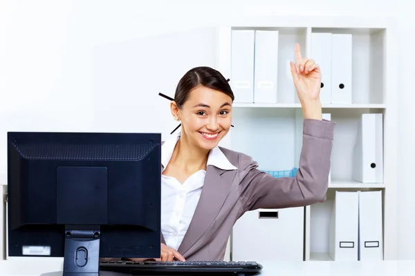 Young woman generating ideas in office — Stock Photo, Image