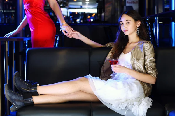 Приваблива жінка в нічному клубі з випивкою — стокове фото