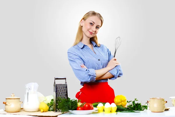 烹饪新鲜大餐在家里的女人 — 图库照片