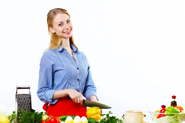 Vrouw koken verse maaltijd thuis — Stockfoto