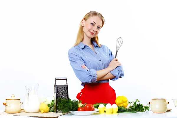 Kobieta gotowania świeżego posiłku w domu — Zdjęcie stockowe