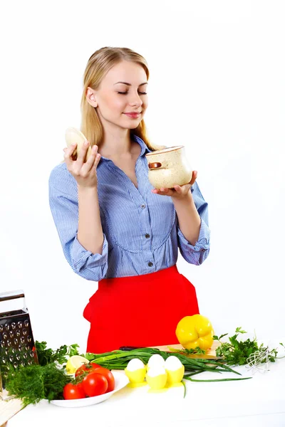 Femme cuisine repas frais à la maison — Photo