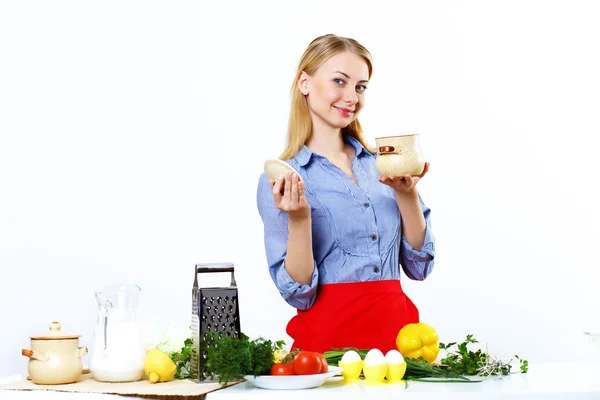 Kvinnan matlagning färsk måltid hemma — Stockfoto