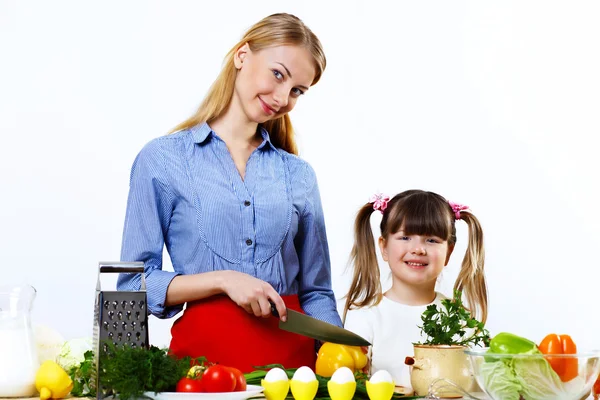 Mladá matka vaření doma s její daoghter — Stock fotografie