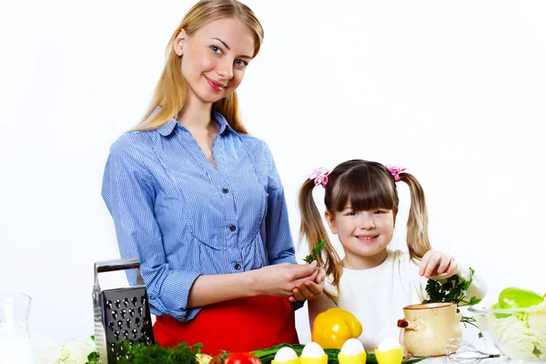 Молодая мама готовит дома с ее daoghter — стоковое фото