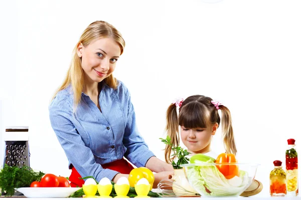 Junge Mutter kocht zuhause mit ihrem Töchterchen — Stockfoto