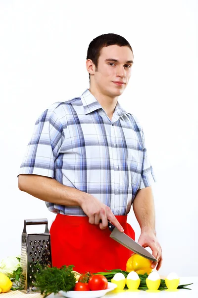 Człowiek gotowania świeżego posiłku w domu — Zdjęcie stockowe