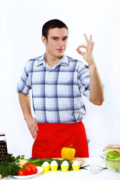 Hombre cocinando comida fresca en casa — Foto de Stock