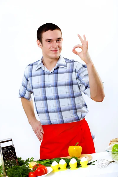 Adam temiz, evde yemek pişirme — Stok fotoğraf