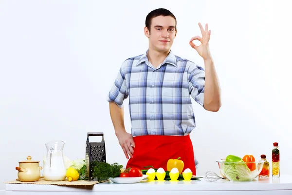Homem cozinhar refeição fresca em casa — Fotografia de Stock