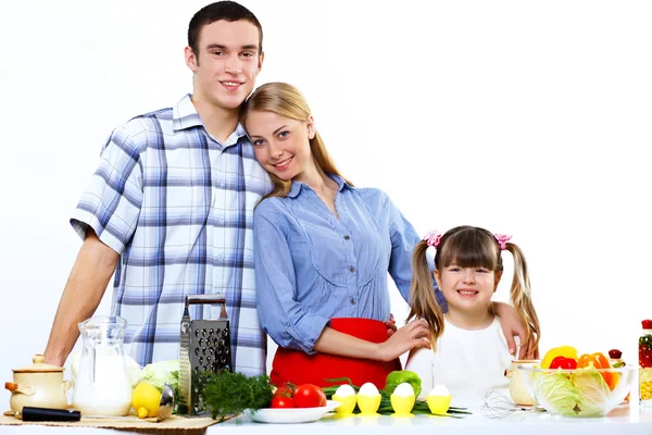 Familie mit Tochter kocht gemeinsam zu Hause — Stockfoto