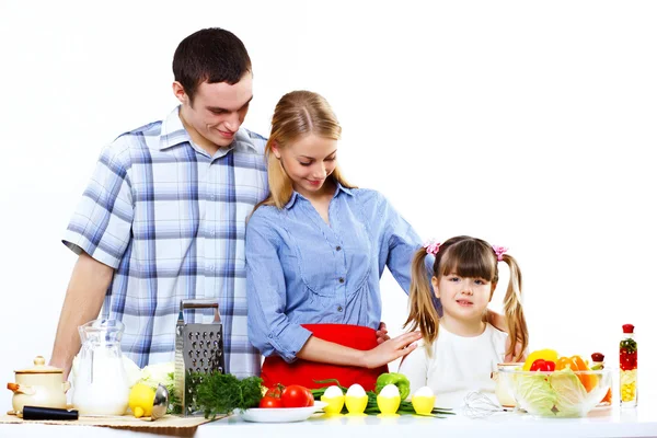 Família com uma filha cozinhando juntos em casa — Fotografia de Stock
