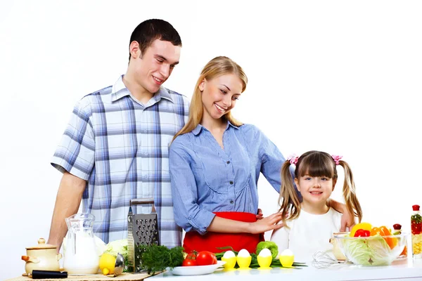 Familia con una hija cocinando juntos en casa — Foto de Stock