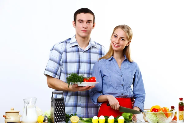 Man och hustru tillsammans coooking hemma — Stockfoto