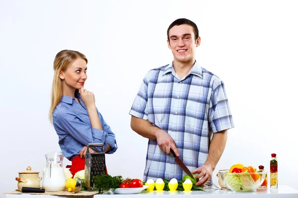 Man en vrouw samen coooking thuis — Stockfoto