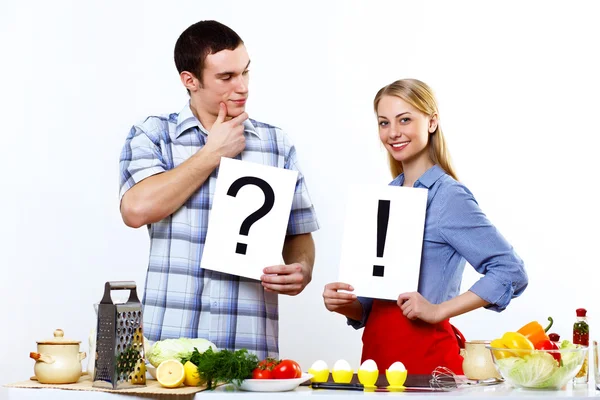 Aviomies ja vaimo yhdessä ruoanlaitto kotona — kuvapankkivalokuva