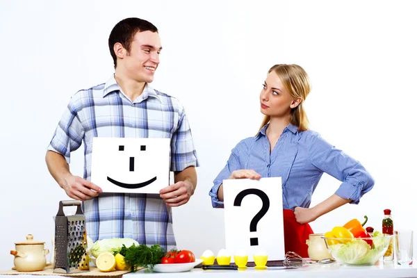 Aviomies ja vaimo yhdessä ruoanlaitto kotona — kuvapankkivalokuva