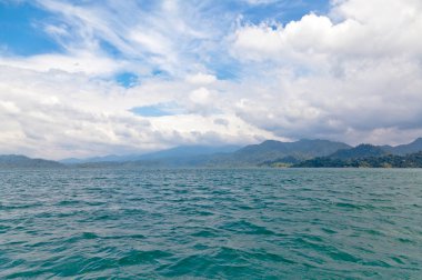 Cheow lan Gölü. Khao sok Milli Parkı. Tayland.