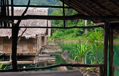 Taylandlı bir köyde yüzen bambu kulübe