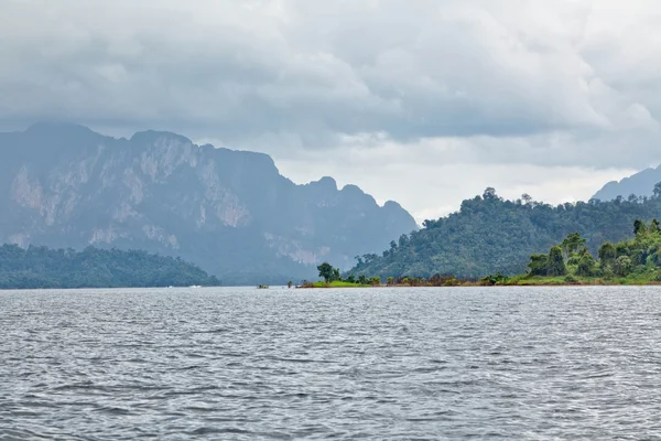 Cheow lan jeziora. park narodowy Khao sok. Tajlandia. — Zdjęcie stockowe