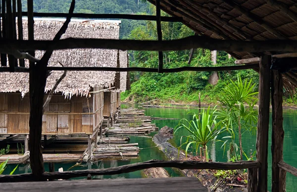 Taylandlı bir köyde yüzen bambu kulübe — Stok fotoğraf