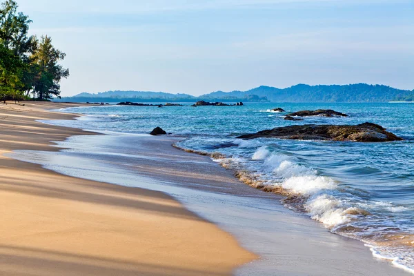 Praia de areia no início da manhã — Fotografia de Stock