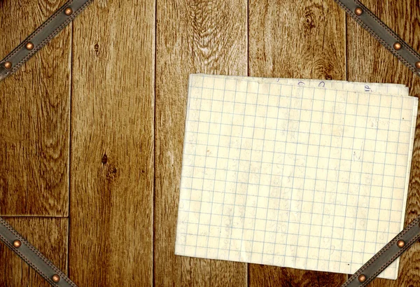 Dřevěné desky, starý papír a kožený opasek — Stock fotografie