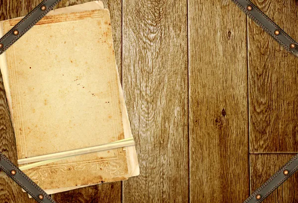 Деревянные доски, старые открытки и кожаный пояс — стоковое фото
