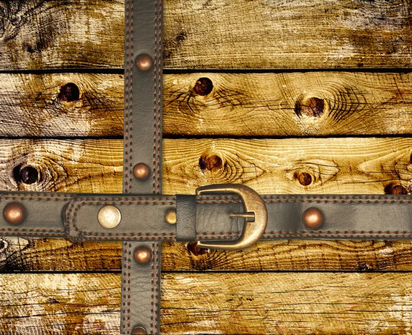 Velhas tábuas de madeira e cinto de couro — Fotografia de Stock