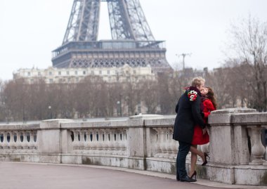 Romantik Çift, Paris'te Eyfel Kulesi yakınındaki