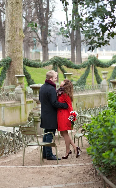 Coppia romantica innamorata di avere un appuntamento nel giardino del Lussemburgo — Foto Stock