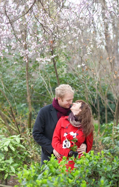 Romantisch paar met een datum in een prachtige tuin — Stockfoto