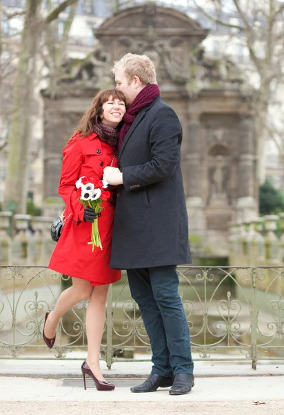 Rencontres couple avec beau bouquet d'anémones fraîches — Photo