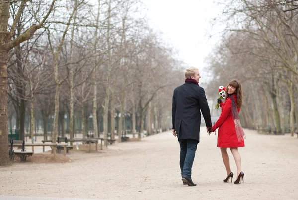 Fröhliche junge Frau mit ihrem Freund in einem Park — Stockfoto