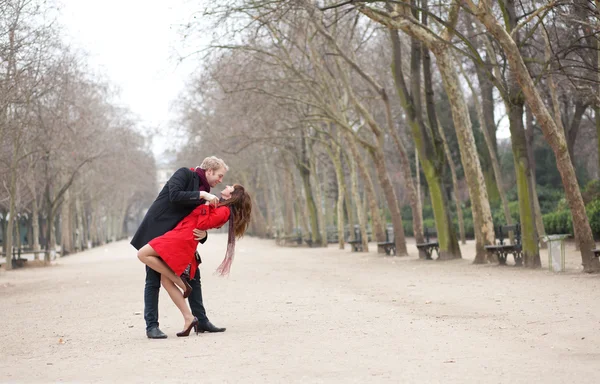 Namoro casal dançando em um parque — Fotografia de Stock