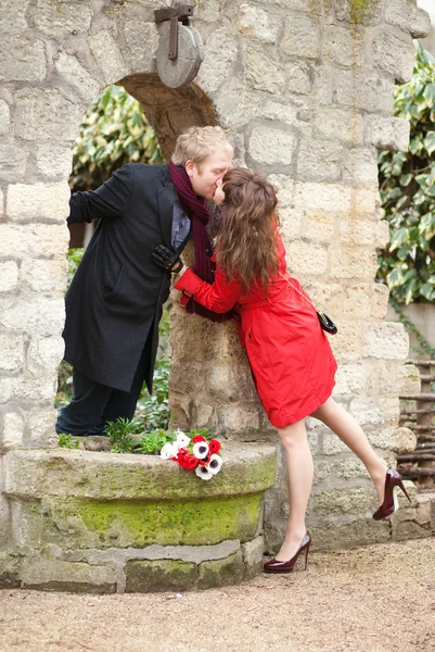 约会情侣接吻的美丽的墙附近 — 图库照片