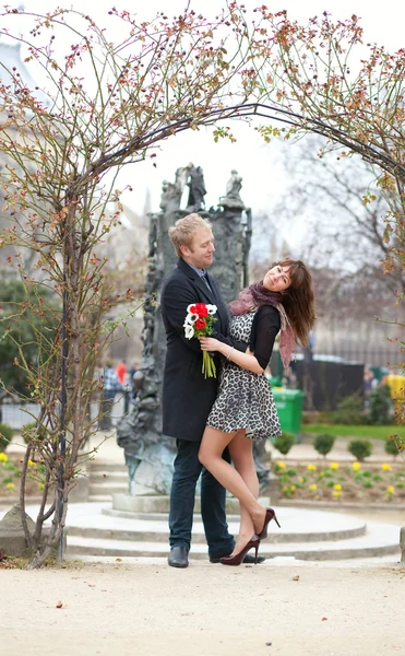 Dating couple hugging under beautiful arch — Stock Photo, Image