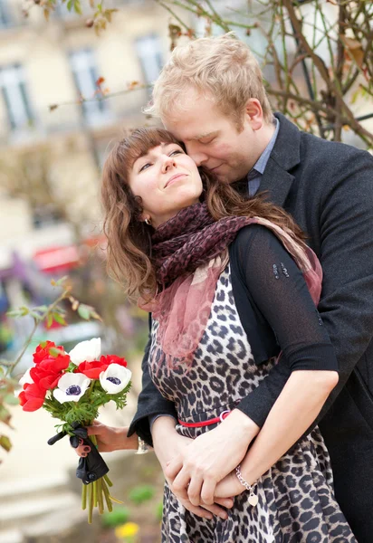 Dating-Paar mit schönen hellen Blumen — Stockfoto
