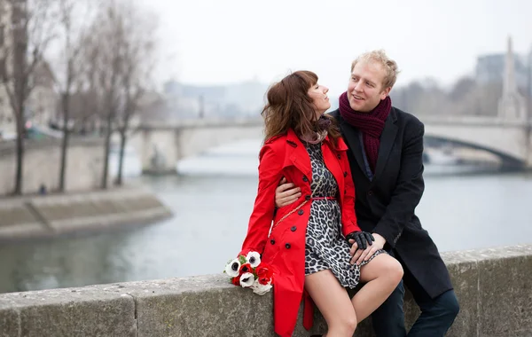 Couple de rendez-vous au quai parisien — Photo